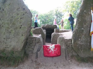 The entrance to Wayland's Smithy